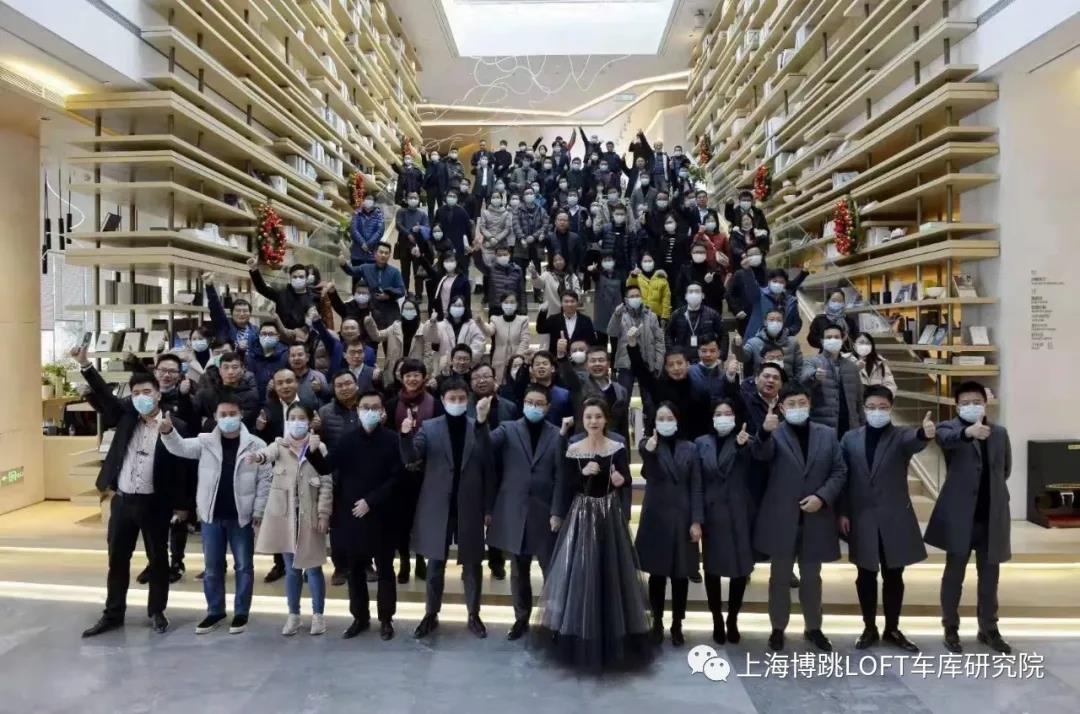 丰满全国一百多人在华侨城汉口道6号参观研讨LOFT专利车库技术！